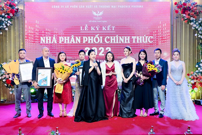 Bà Đào Thị Ngoan – Phó Chủ tịch HĐQT Phoenix Pharma phát biểu trong buổi lễ bổ nhiệm tân Giám đốc