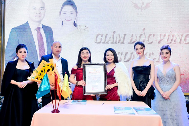 Bà Phạm Việt Nga – Chủ tịch Phoenix Pharma trao quyết định bổ nhiệm cho tân Giám đốc vùng Sơn Tây