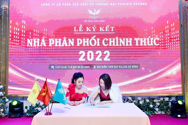 Bà Phạm Việt Nga thay mặt ban lãnh đạo công ty ký kết hợp hợp đồng