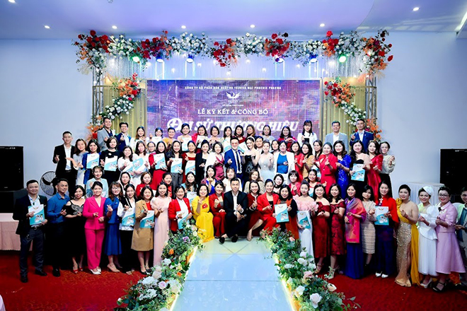 Ban lãnh đạo Phoenix Pharma chụp ảnh kỷ niệm cùng hệ thống