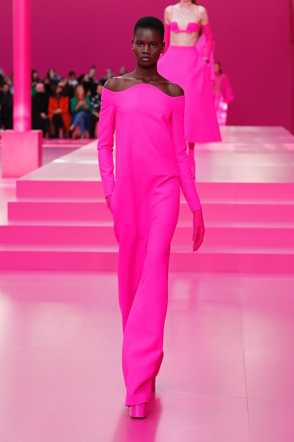 Pierpaolo Piccioli lựa chọn màu hồng và đen cho bộ sưu tập mới nhất của Valentino - 2