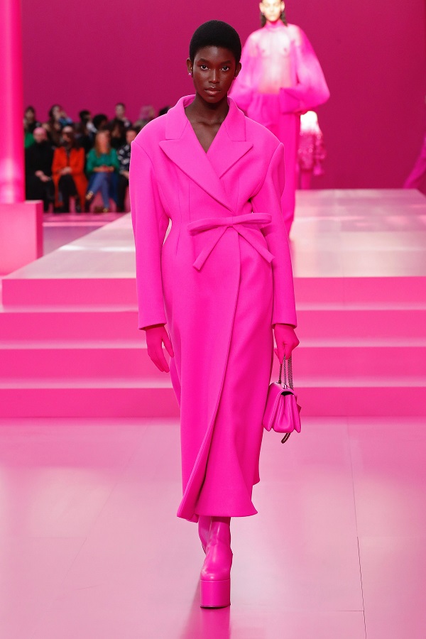 Pierpaolo Piccioli lựa chọn màu hồng và đen cho bộ sưu tập mới nhất của Valentino - 4