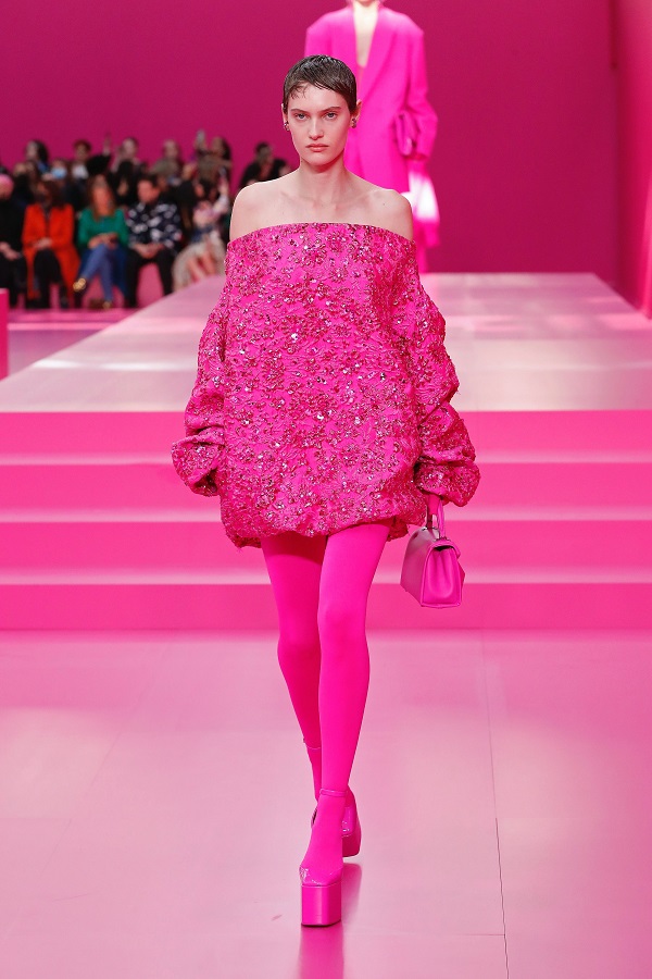 Pierpaolo Piccioli lựa chọn màu hồng và đen cho bộ sưu tập mới nhất của Valentino - 3