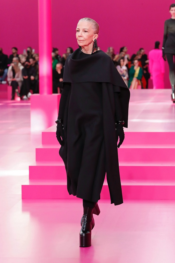 Pierpaolo Piccioli lựa chọn màu hồng và đen cho bộ sưu tập mới nhất của Valentino - 7