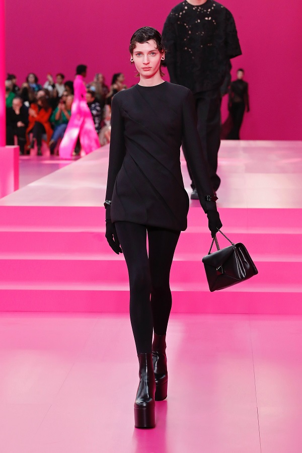 Pierpaolo Piccioli lựa chọn màu hồng và đen cho bộ sưu tập mới nhất của Valentino - 6