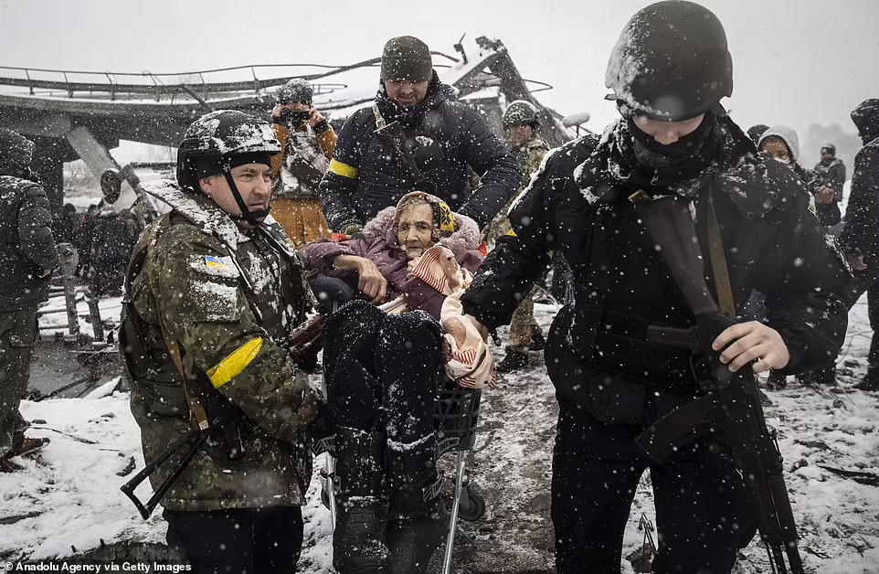 Dân thường lũ lượt rời bỏ nhà cửa ở Ukraine do xung đột leo thang (ảnh: CNN)