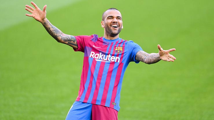 Alves sắp gia hạn với Barca