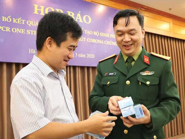 Phan Quốc Việt, Chủ tịch HĐQT kiêm Tổng giám đốc Công ty Cổ phần Công nghệ Việt Á và thượng tá Hồ Anh Sơn tại buổi họp báo công bố kết quả nghiên cứu chế tạo bộ kit phát hiện SARS-CoV-2 do Học viện Quân y và Công ty cổ phần Công nghệ Việt Á phối hợp thực hiện.