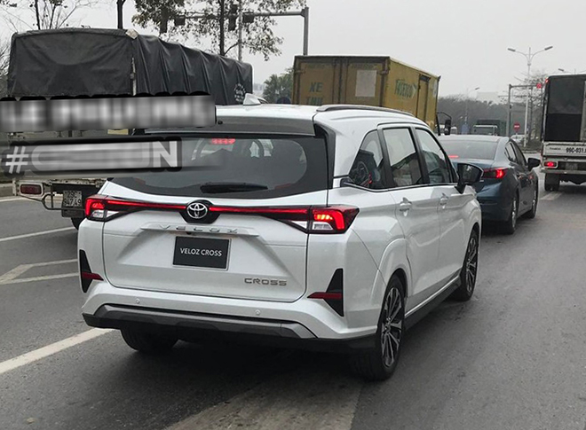Toyota Veloz Cross xuất hiện trên đường phố Hà Nội - 4