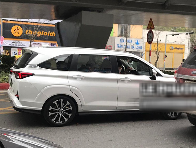 Toyota Veloz Cross xuất hiện trên đường phố Hà Nội - 3