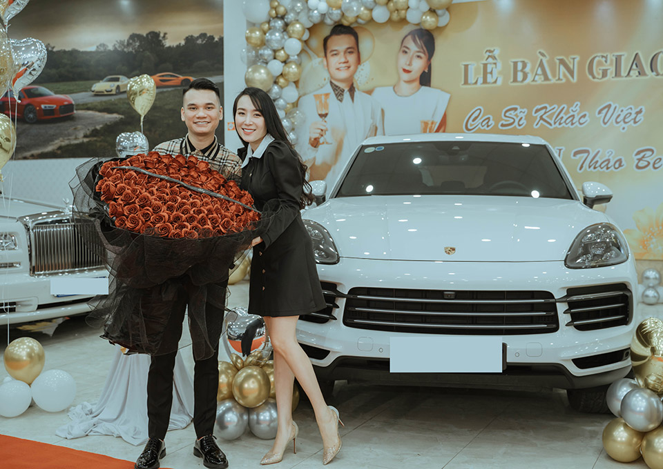 Khắc Việt mua xe hơn 7 tỷ tặng vợ