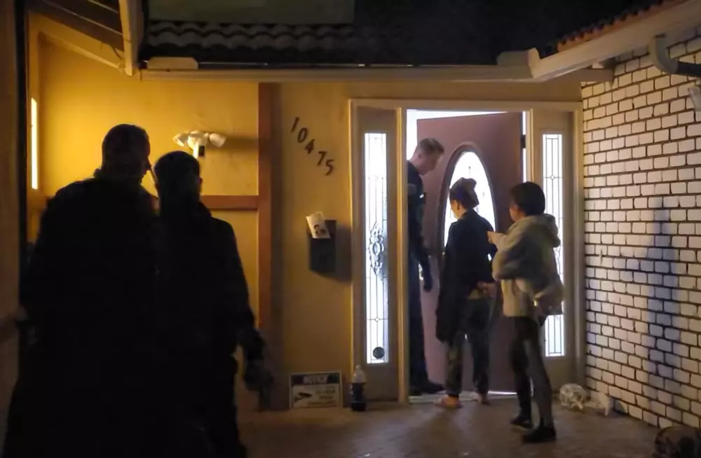 Xôn xao clip một sao nữ bị Cảnh sát ập vào nhà giữa đêm khuya, yêu cầu rời khỏi nơi ở - 1