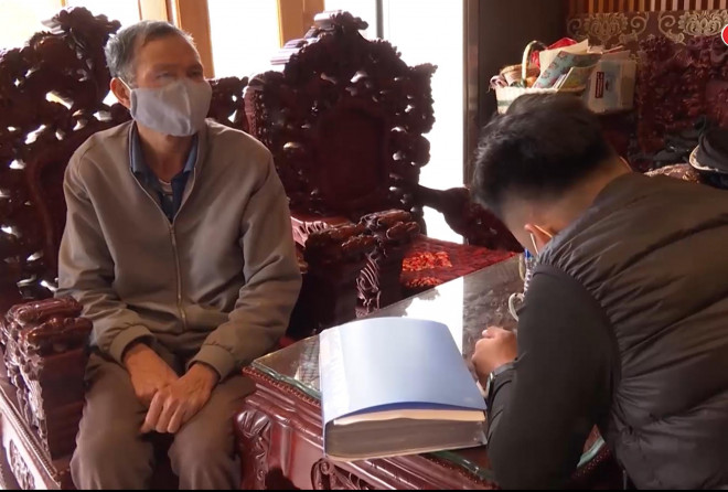 Lực lượng công an khám xét nhà 1 đối tượng trong đường dây