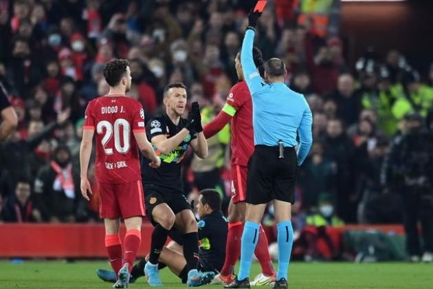 Cựu SAO MU bị đuổi ở trận Liverpool – Inter Milan: Huyền thoại thi nhau bất bình