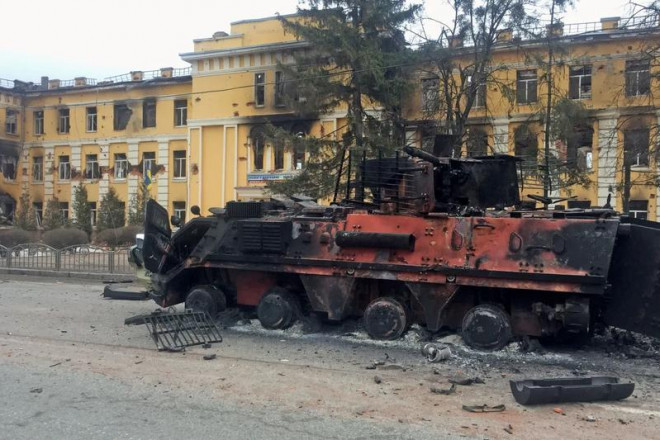 Một xe bọc thép của Ukraine bị phá hủy sau khi thành phố Kharkiv bị pháo kích. Ảnh: REUTERS