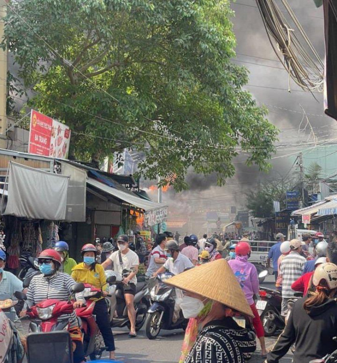 Người dân hiếu kỳ xem vụ cháy