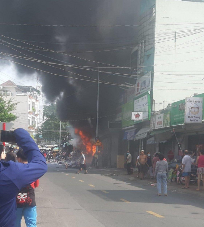 Ngọn lửa lan sang 2 tiệm kế bên