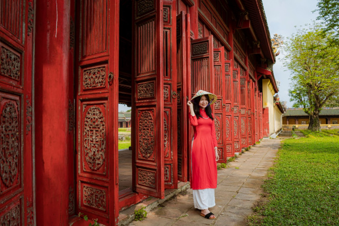 Khám phá Đại nội Huế trong tà áo dài