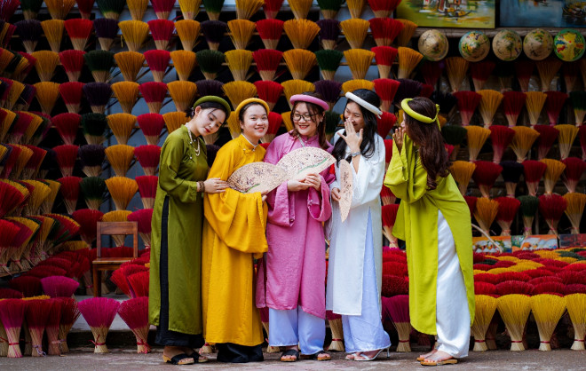 Chụp ảnh tại làng hương Thủy Xuân