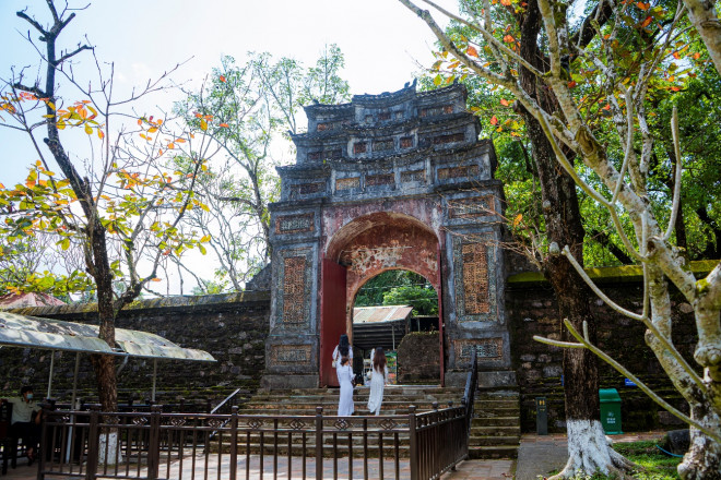 Tham quan lăng tẩm các vua Nguyễn