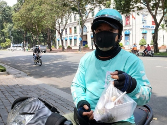 Bạn trẻ - Cuộc sống - Shipper, tài xế công nghệ “chao đảo” giữa vòng xoáy xăng tăng giá