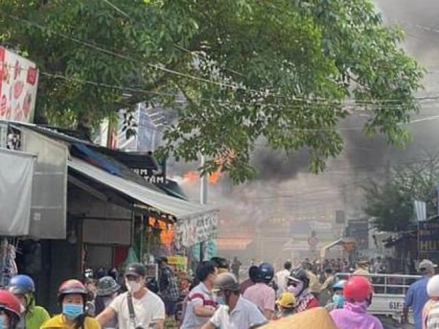 Tin tức trong ngày - Đập tường cứu 2 người kẹt trong khói lửa ở chợ Dĩ An, Bình Dương