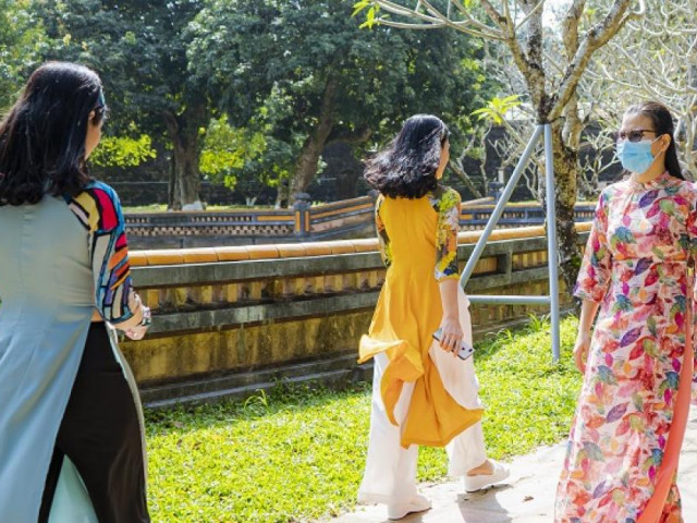 Du lịch - Còn gì tuyệt hơn khi vừa thướt tha áo dài cùng miễn phí khám phá di sản