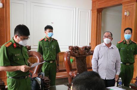 Cơ quan CSĐT công an tỉnh Bà Rịa- Vũng Tàu đọc lệnh khởi tố ông Đặng Thanh Minh