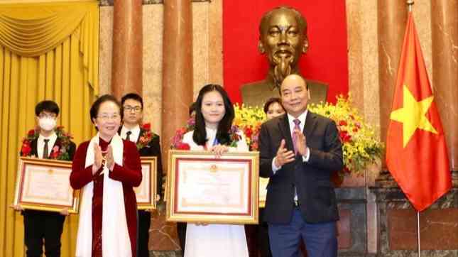 Nguyễn Lê Thảo Anh đón nhận Huân chương Lao động hạng Nhì do Chủ tịch nước Nguyễn Xuân Phúc trao tặng (ẢNH: NVCC)
