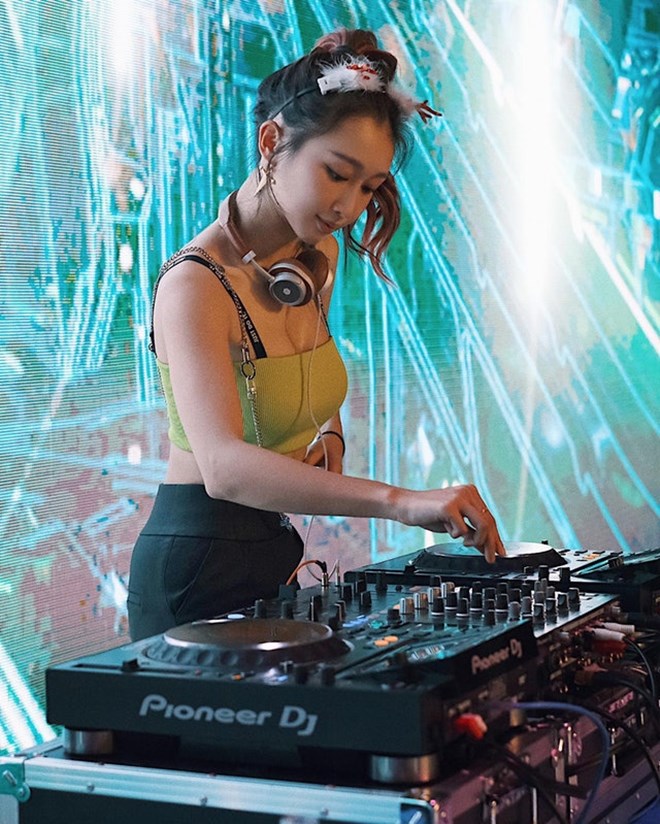 Nữ thần DJ xăm hình chỗ "hiểm" thất nghiệp mùa dịch, phải livestream kiếm sống - 3