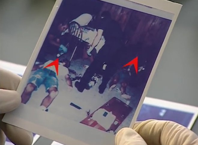 Những bức ảnh chụp hiện trường cho thấy thi thể của các nạn nhân không khớp với vị trí như Mark mô tả.