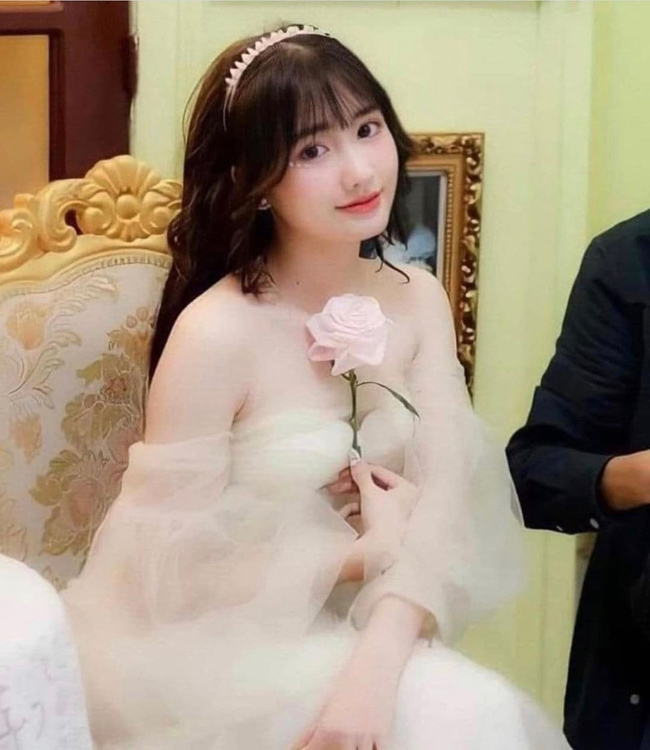 Vũ Thị Khánh Huyền (sinh năm 2004, quê Đà Nẵng) là hot girl có tiếng trên mạng xã hội TikTok. 
