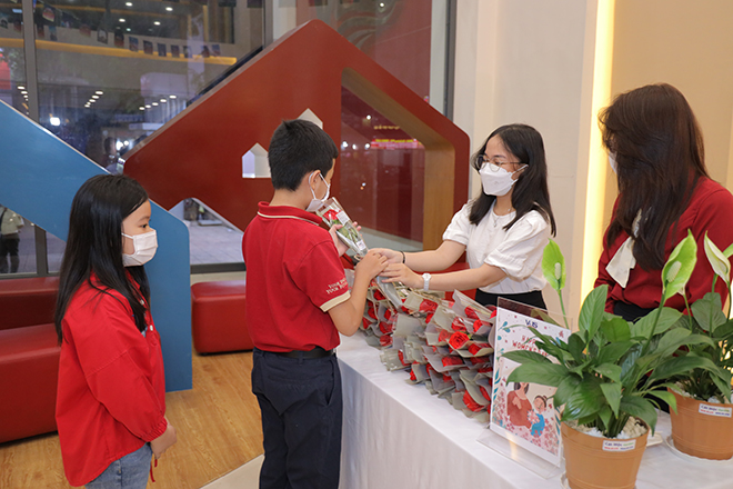 … và nhận về nhành hoa tươi thắm tặng người phụ nữ mình yêu quý.