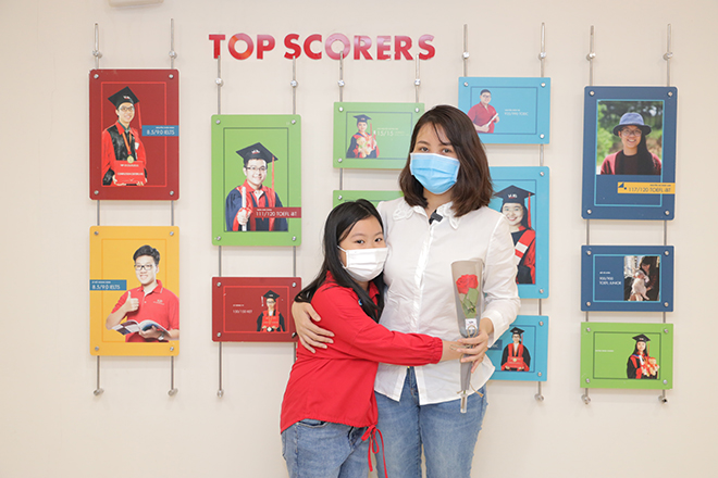 Niềm hạnh phúc ẩn sau lớp khẩu trang của hai mẹ con chị Hương.