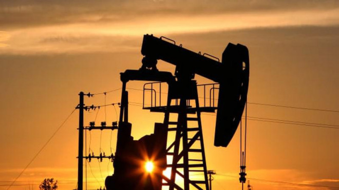 Giá dầu toàn cầu ngày 9-3 giảm mạnh sau khi Các Tiểu vương quốc Ả Rập Thống nhất (UAE) đồng ý sản xuất thêm dầu. Ảnh: REUTERS