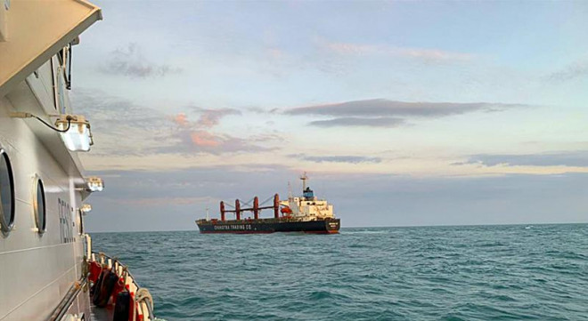 Tàu SAR272 tiếp cận tàu&nbsp;REGION 87. Ảnh: MRCC