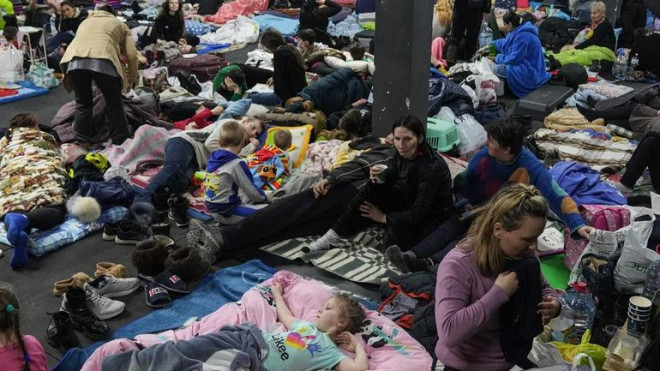 Người Ukraine trong một hầm trú bom. Ảnh: AP