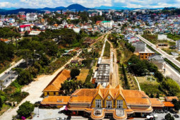 Du lịch - Cùng blogger Vinh Gấu khám phá ga xe lửa đẹp nhất Đông Dương