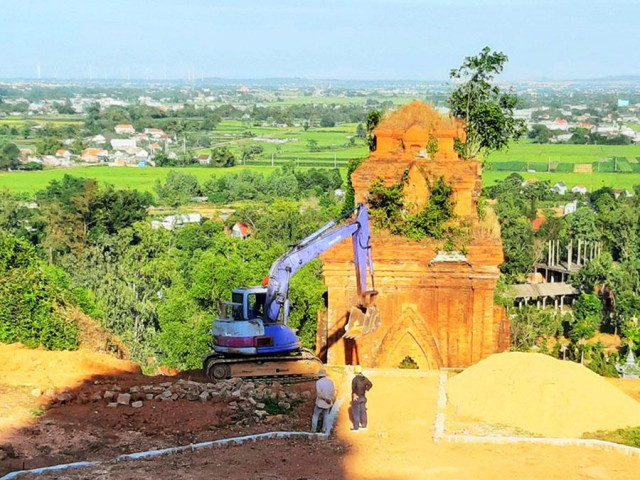 Tin tức trong ngày - Trùng tu gây xâm hại tháp cổ gần 1.000 năm tuổi