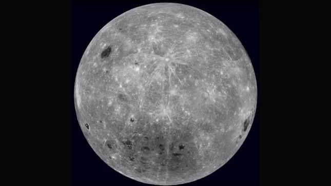 Hình ảnh từ Kính thiên văn Hubble cho thấy mảnh rác vũ trụ ở phía xa của Mặt trăng