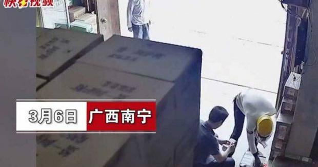 Thanh niên đội mũ vàng thản nhiên cúi xuống lấy vài xấp tiền của người đàn ông dù hai người không quen biết.