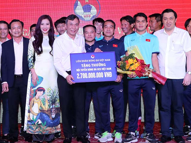 Nhà vô địch Đông Nam Á U23 Việt Nam về nước: ”Mưa” tiền thưởng 3,7 tỷ đồng