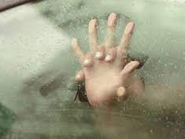 Pháp luật - Thấy ô tô rung lắc, lại gần phát hiện nam thanh niên "mây mưa" với bé gái 13 tuổi