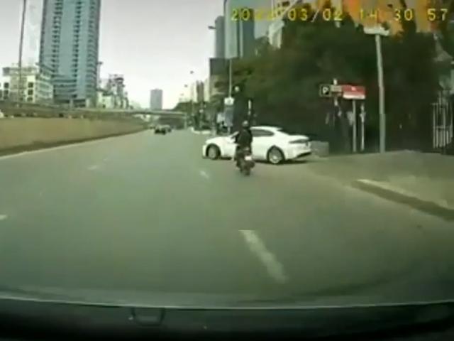 Clip giao thông - Clip: Ô tô thiếu quan sát khi vào cua khiến xe máy lãnh đủ