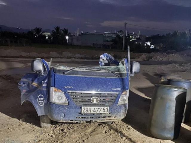 Pháp luật - Khởi tố tài xế điều khiển máy xúc đập nát ôtô có người ngồi trong xe