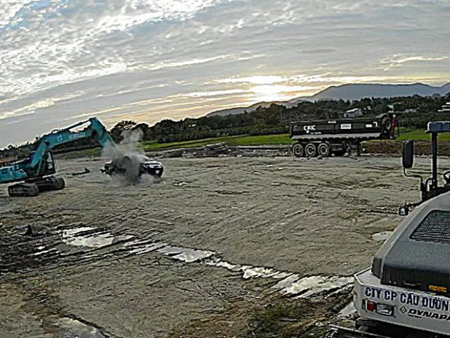 Tài xế lái xe múc đập nát ô tô có khả năng phạm thêm tội giết người