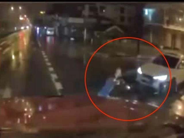 Clip: Tài xế xe container bất ngờ quỳ xuống đường, vái lạy lái xe ô tô con chạy ẩu