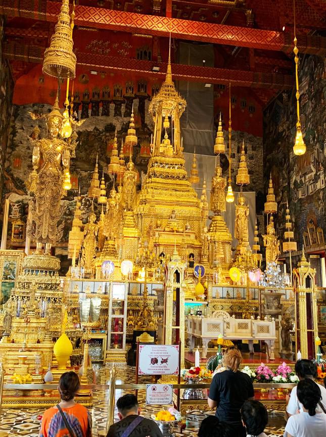 Visit a royal palace studded with millions of gold leaf in Thailand - 3