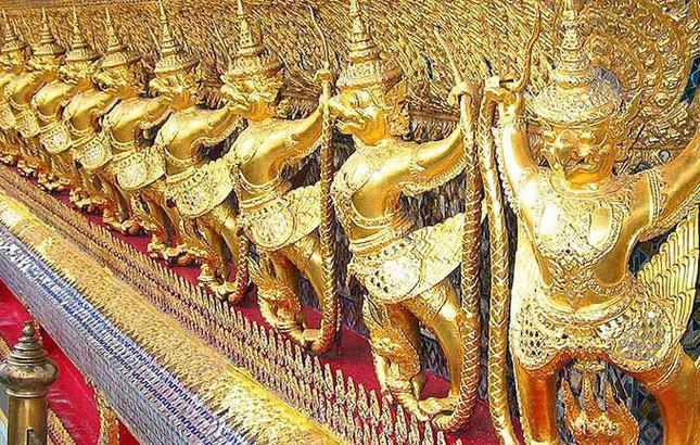 Visit a royal palace studded with millions of gold leaf in Thailand - 4