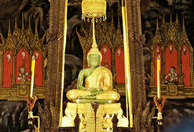 Visit a royal palace studded with millions of gold leaf in Thailand - 5